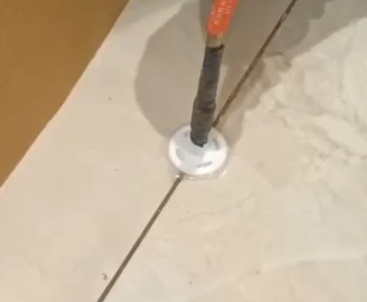 鸡泽瓷砖空鼓维修公司专业解答瓷砖在铺贴过程中，如果没有涂抹均匀到位的粘结材料（如水泥砂浆或瓷砖胶），可能会导致以下问题