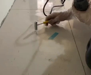 鸡泽瓷砖开裂维修公司专业分享瓷砖在铺贴前如果没有沥干水分，将会导致以下问题